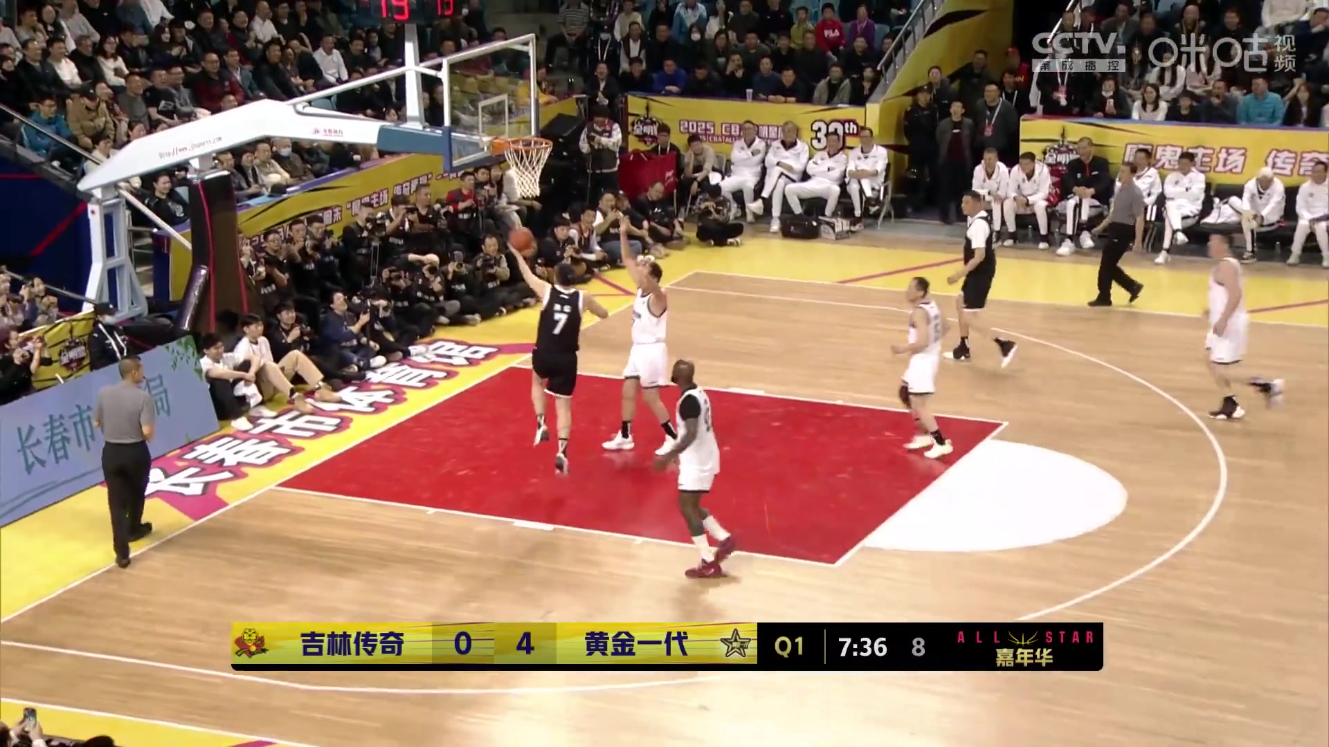 你是懂的🤣多米尼克-琼斯直接被孙军晃飞 送其上空篮