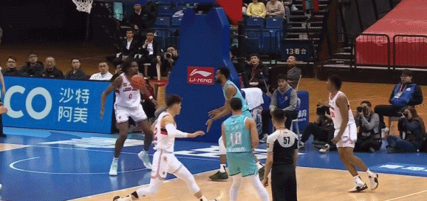 攻防俱佳！杨瀚森成功干扰克劳福德扣篮&随后跟进完成双手暴扣