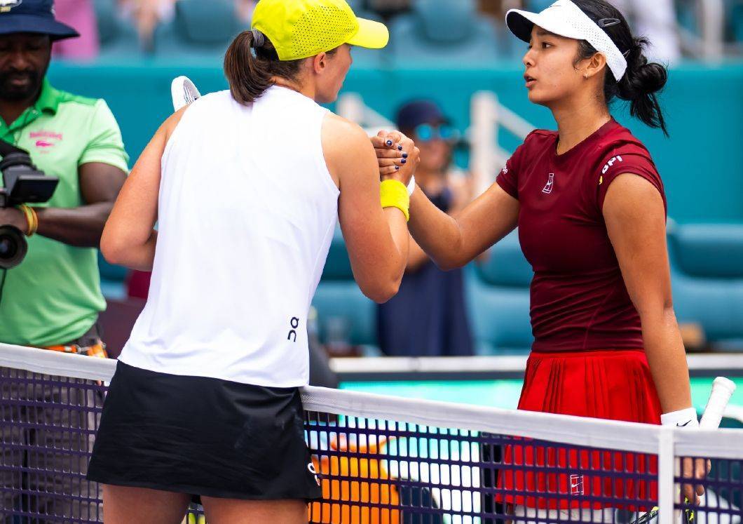 WTA迈阿密赛战报，中国金花2人进四强，最强黑马淘汰斯瓦泰克