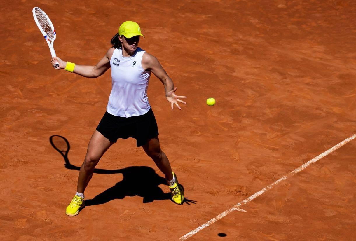 4月25日WTA马德里赛战报，斯瓦泰克复仇超级黑马，郑钦文今晚亮相