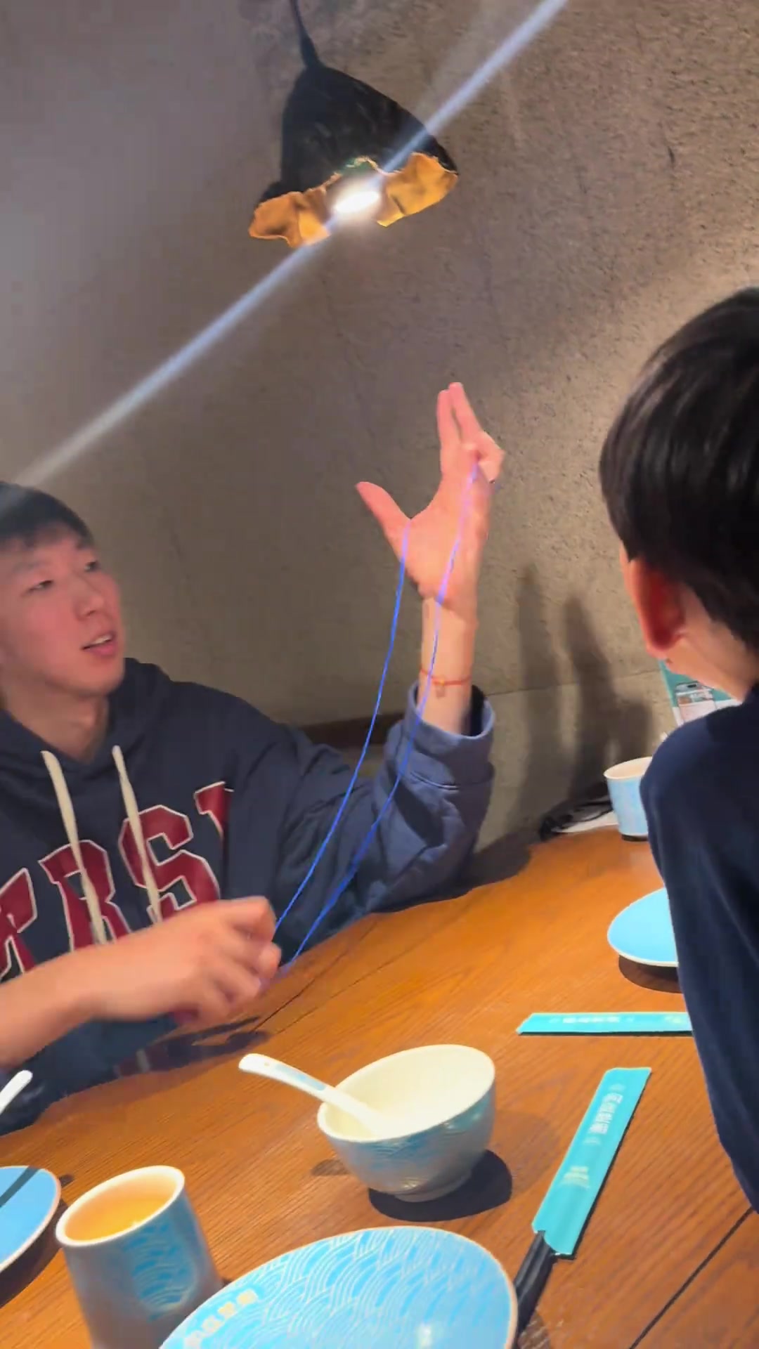 一家人其乐融融！周琦儿子教老父亲玩挑绳：糊糊在线教学