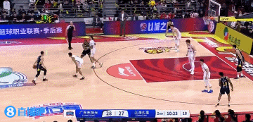 🤩火力全开！胡明轩连中三分 连投带罚独得8分率队占据主动