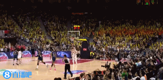 不在状态！前2场都没出战的黄荣奇贴防哈维犯规！7分钟就3犯了！