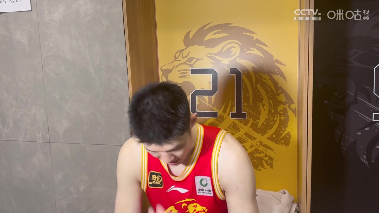 胡金秋提及赵嘉仁哽咽：具体等官宣 没法和好兄弟一起战斗 很不舍