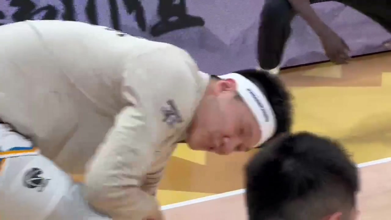 和兄弟一起战斗！雷蒙和奥莫特戴着“WE ARE FANBO”专属发带