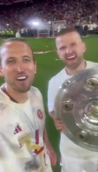 等了太久！凯恩典礼上连发三推庆祝夺冠：捧杯，淋啤酒，调侃自己