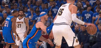 大打小！约基奇碾压卡鲁索 攻到篮下转身上篮打成2+1